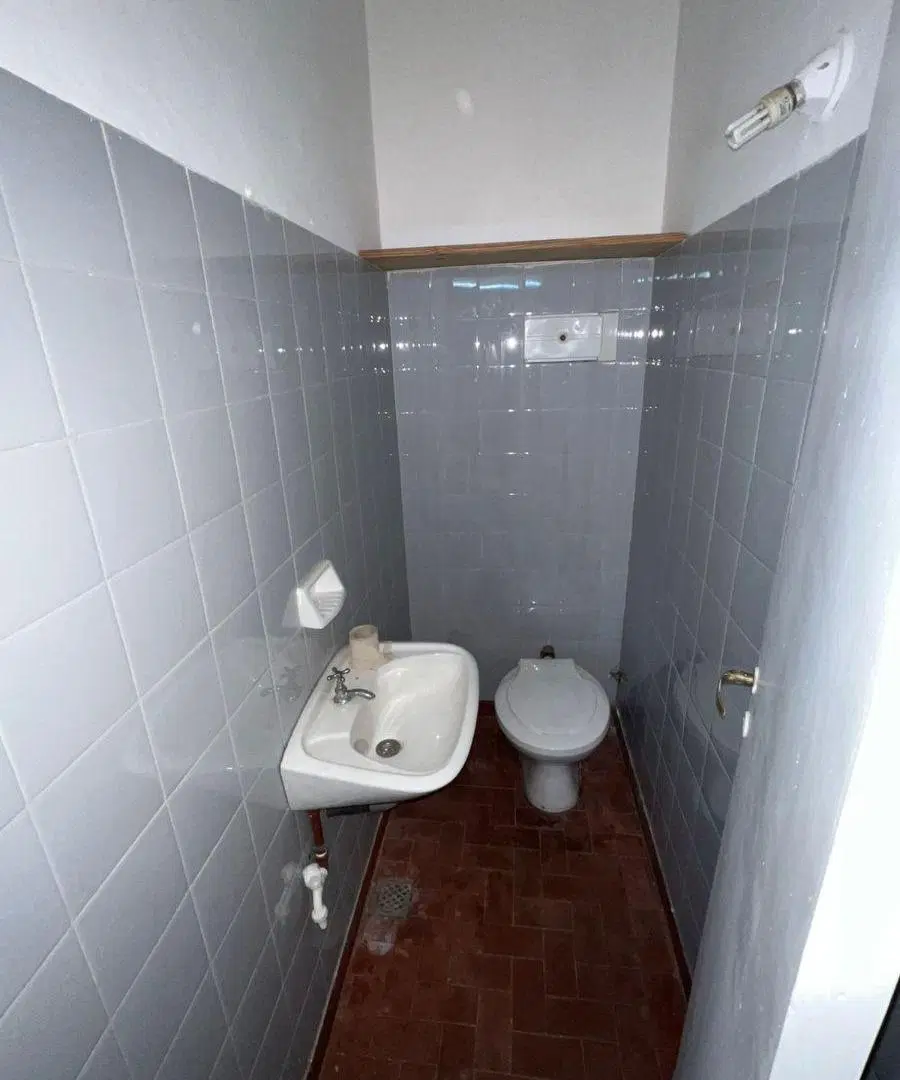 Local comercial al frente con baño y deposito! 4