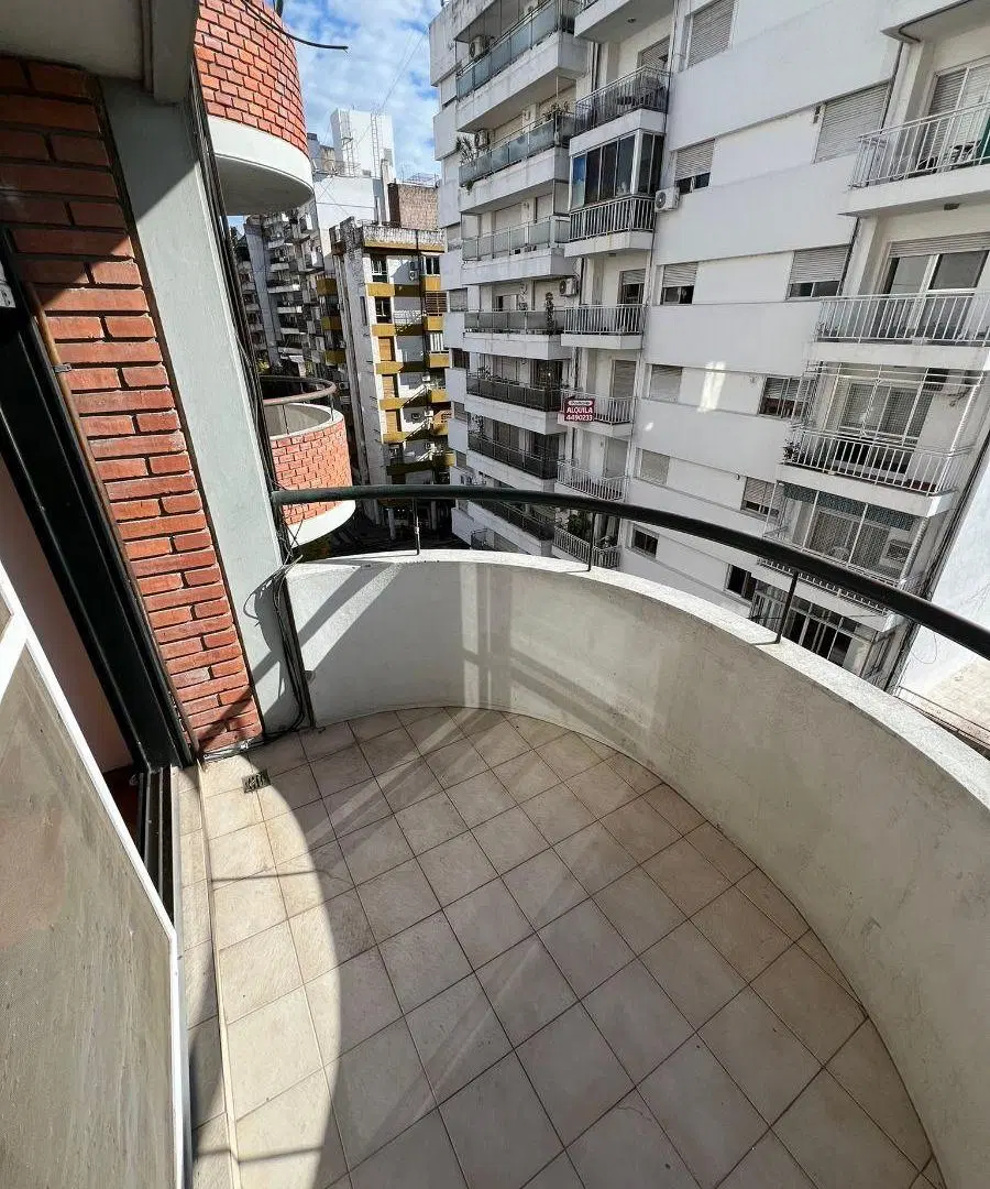 Semipiso de 1 dormitorio a metros de Av.Pellegrini 4