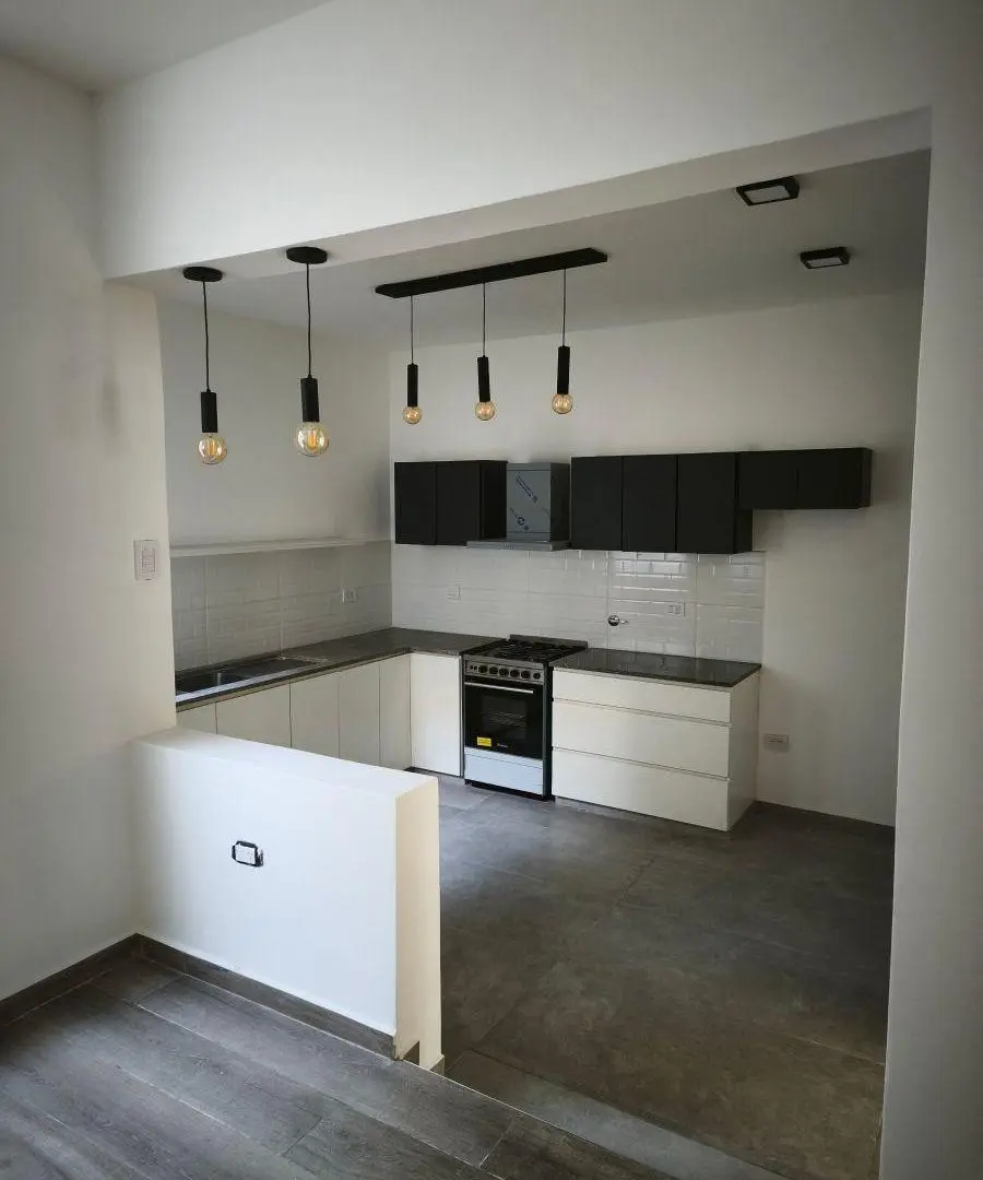 Casa reciclada a nuevo 3/4 dorm, cochera, terraza 160 m2 totales. APTA BANCO 4