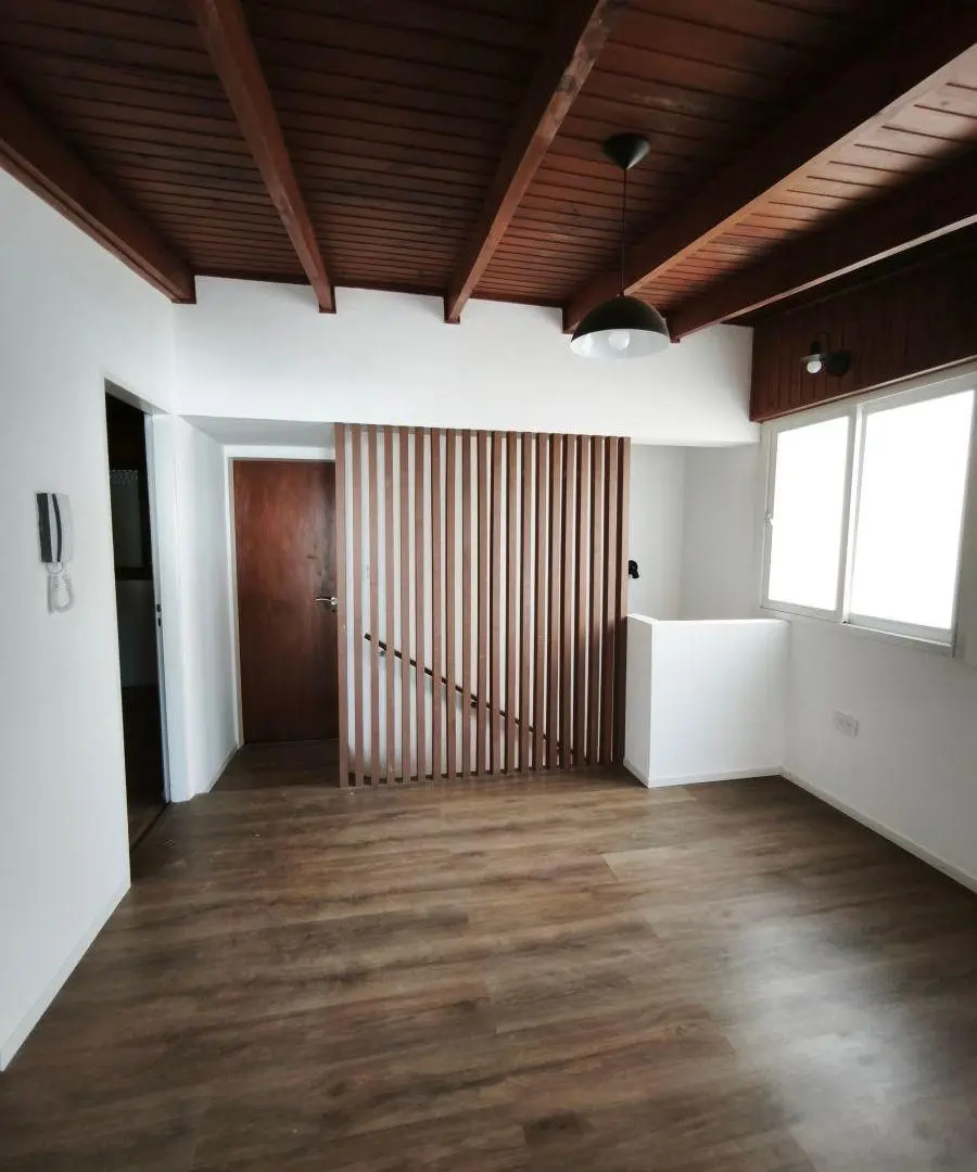 Casa reciclada a nuevo 3/4 dorm, cochera, terraza 160 m2 totales. APTA BANCO 8