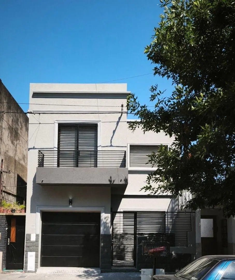 Casa reciclada a nuevo 3/4 dorm, cochera, terraza 160 m2 totales. APTA BANCO 1