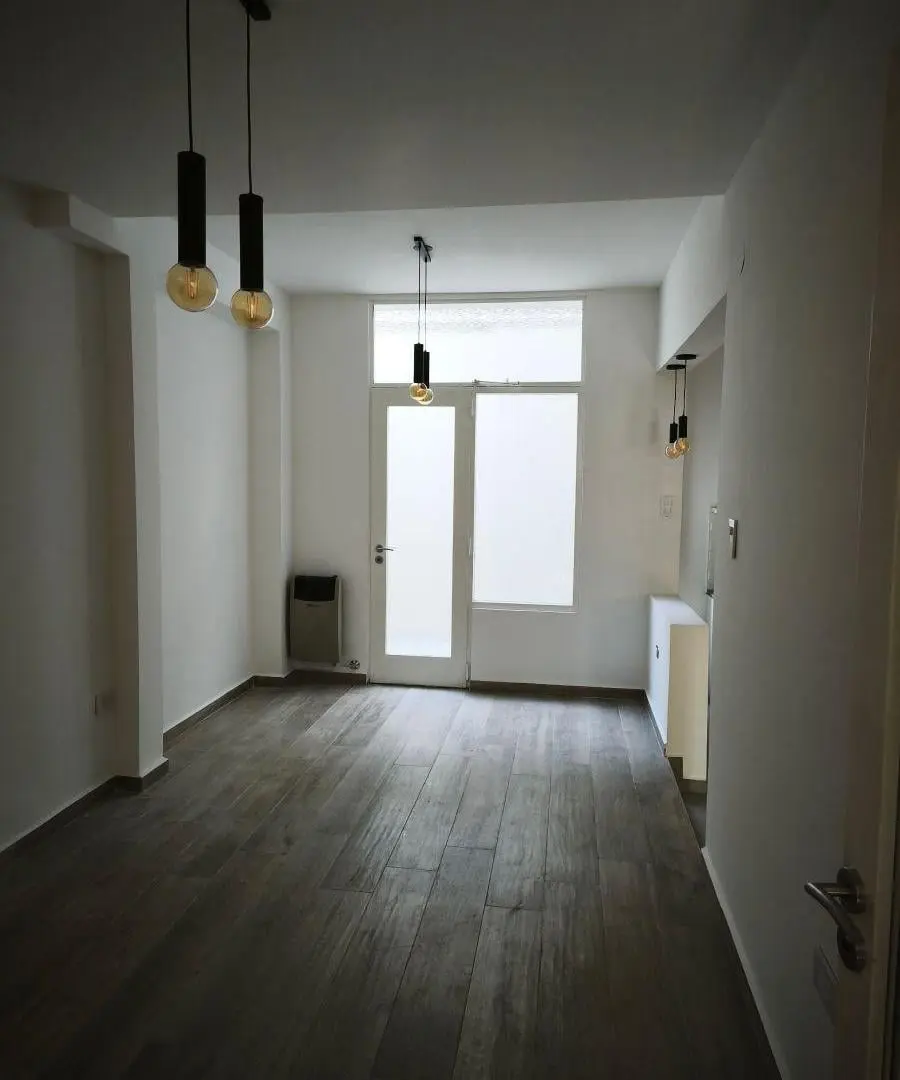 Casa reciclada a nuevo 3/4 dorm, cochera, terraza 160 m2 totales. APTA BANCO 5