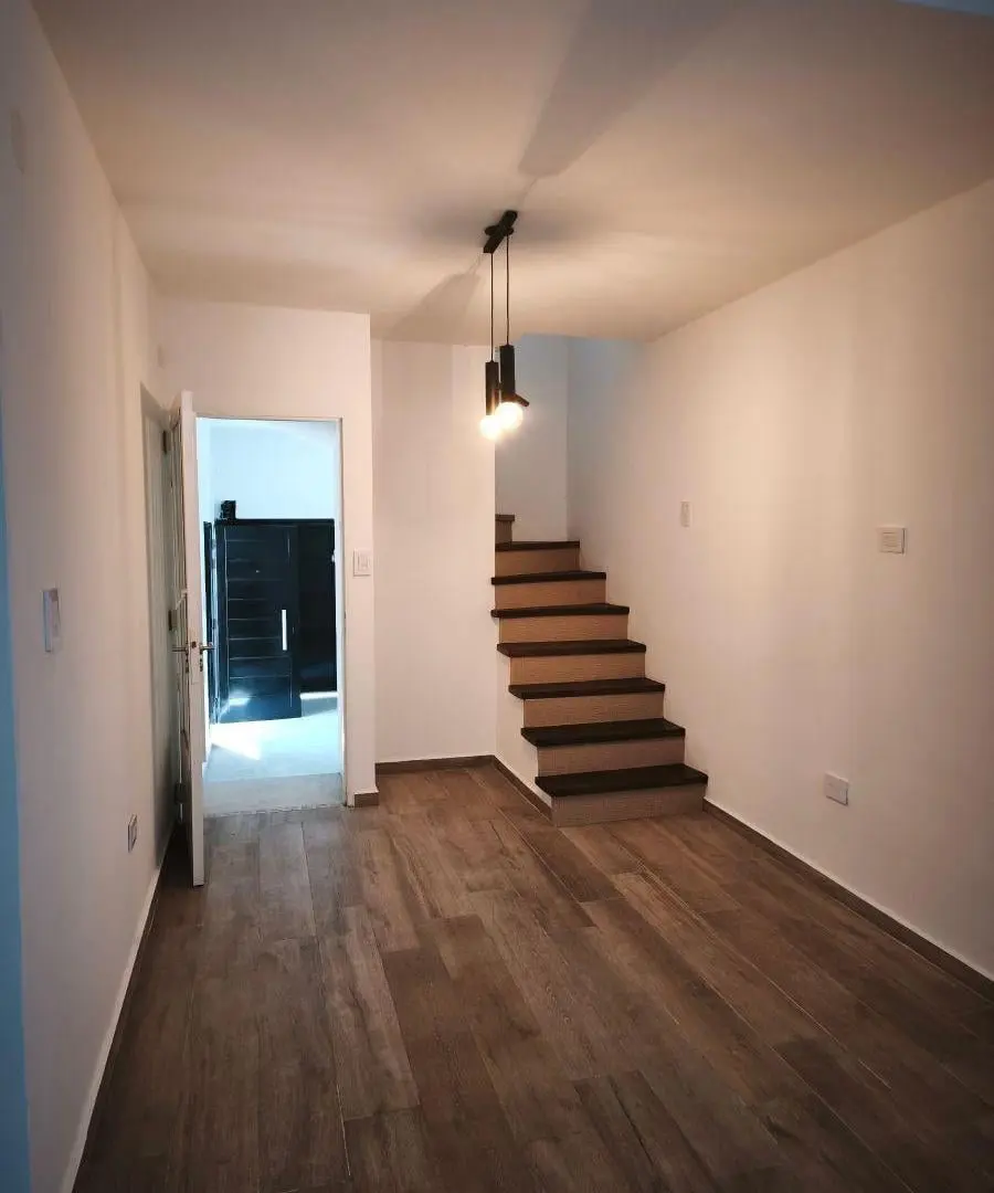 Casa reciclada a nuevo 3/4 dorm, cochera, terraza 160 m2 totales. APTA BANCO 2