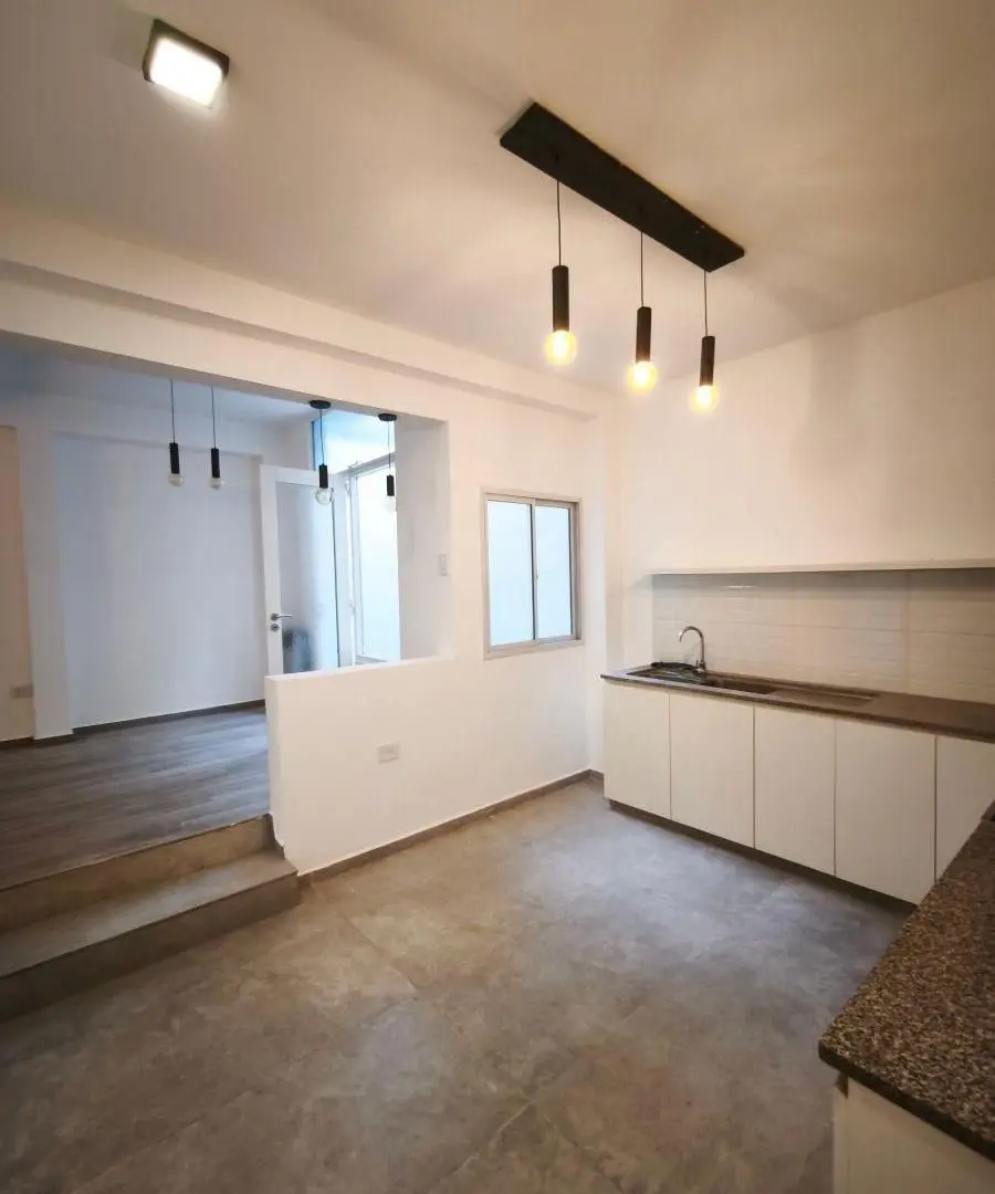Casa reciclada a nuevo 3/4 dorm, cochera, terraza 160 m2 totales. APTA BANCO 3