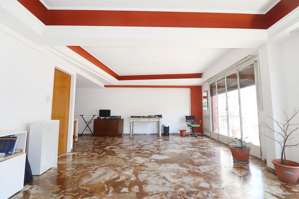 Venta Piso Almagro con Cochera y Dos Balcones 4