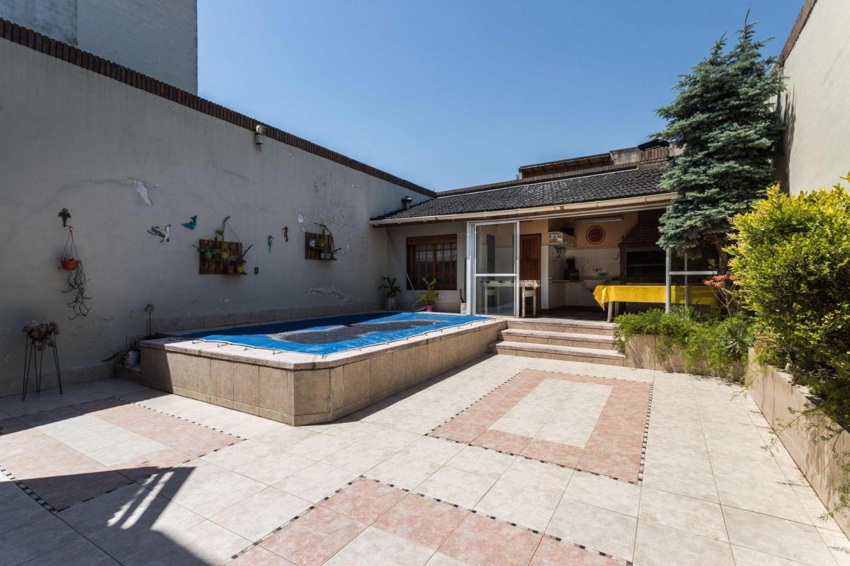 Venta Casa 8 Amb C/2 Cochera, Pileta en Versalles 4