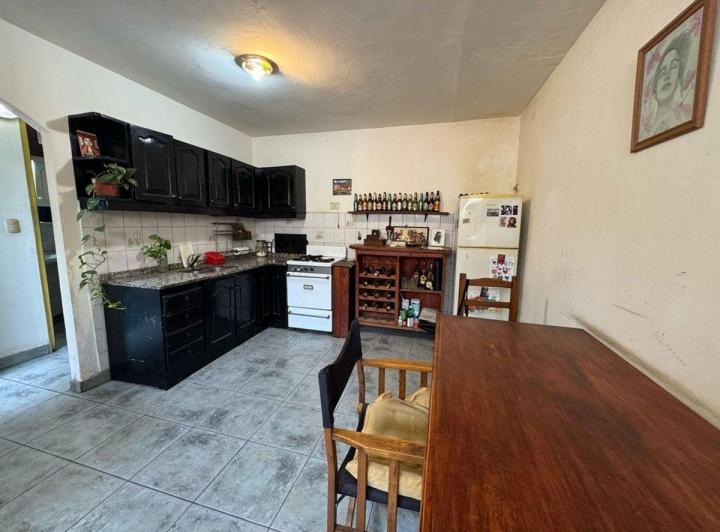 VENTA PH con 3 DEPTOS 1 piso escalera - Floresta 3