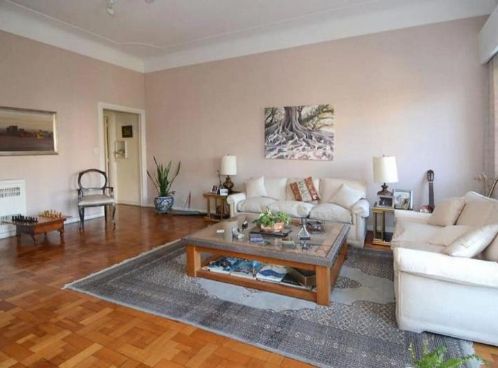 Venta Departamento con balcón y cochera Retiro 2