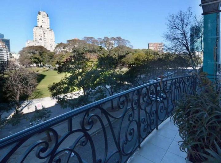 Venta Departamento con balcón y cochera Retiro 5