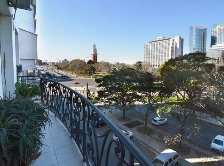 Venta Departamento con balcón y cochera Retiro 4