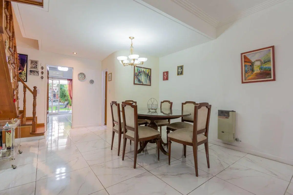 VENTA DÚPLEX C/COCHERA, JARDÍN, QUINCHO EN ALMAGRO 2