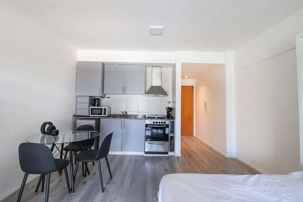 MONOAMBIENTE CON BALCÓN Y 2 ESPACIOS GUARDACOCHE 2