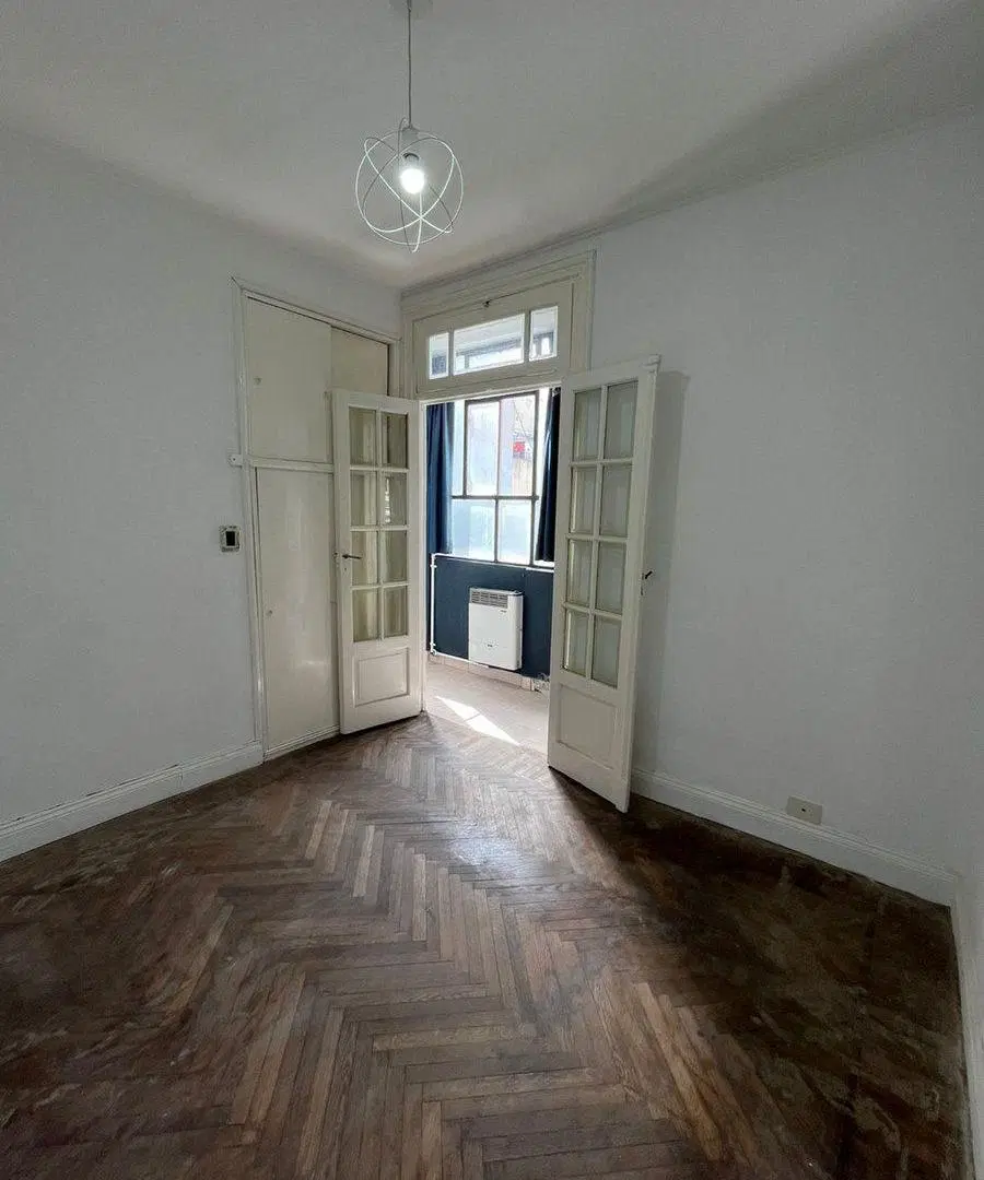 Venta de piso de 3 amb con balcon en B San nicolas 4