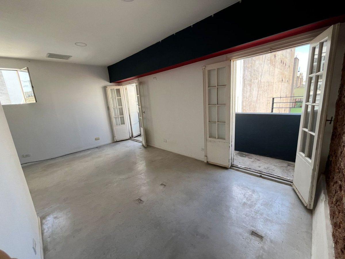 Venta de piso de 3 amb con balcon en B San nicolas