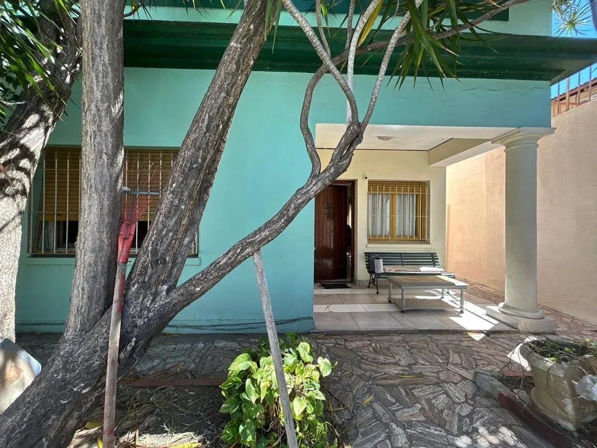 CASA CON JARDIN Y PILETA +DEPARTAMENTO- EXCELENTE 2