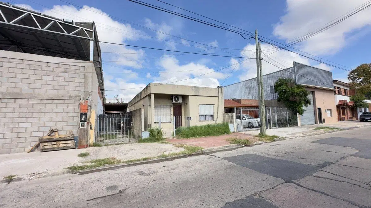 VENTA CASA CON GALPON SOBRE LOTE PROPIO -CASTELAR 3