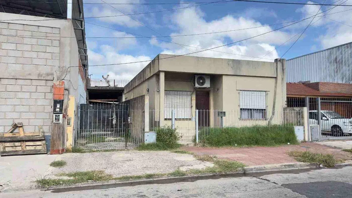 VENTA CASA CON GALPON SOBRE LOTE PROPIO -CASTELAR 4