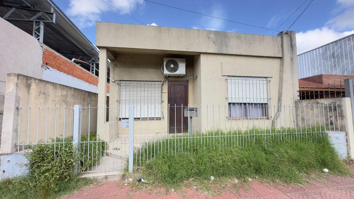 VENTA CASA CON GALPON SOBRE LOTE PROPIO -CASTELAR