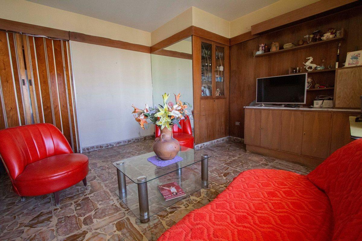 Casa 4 ambientes con deposito o local. Patio
