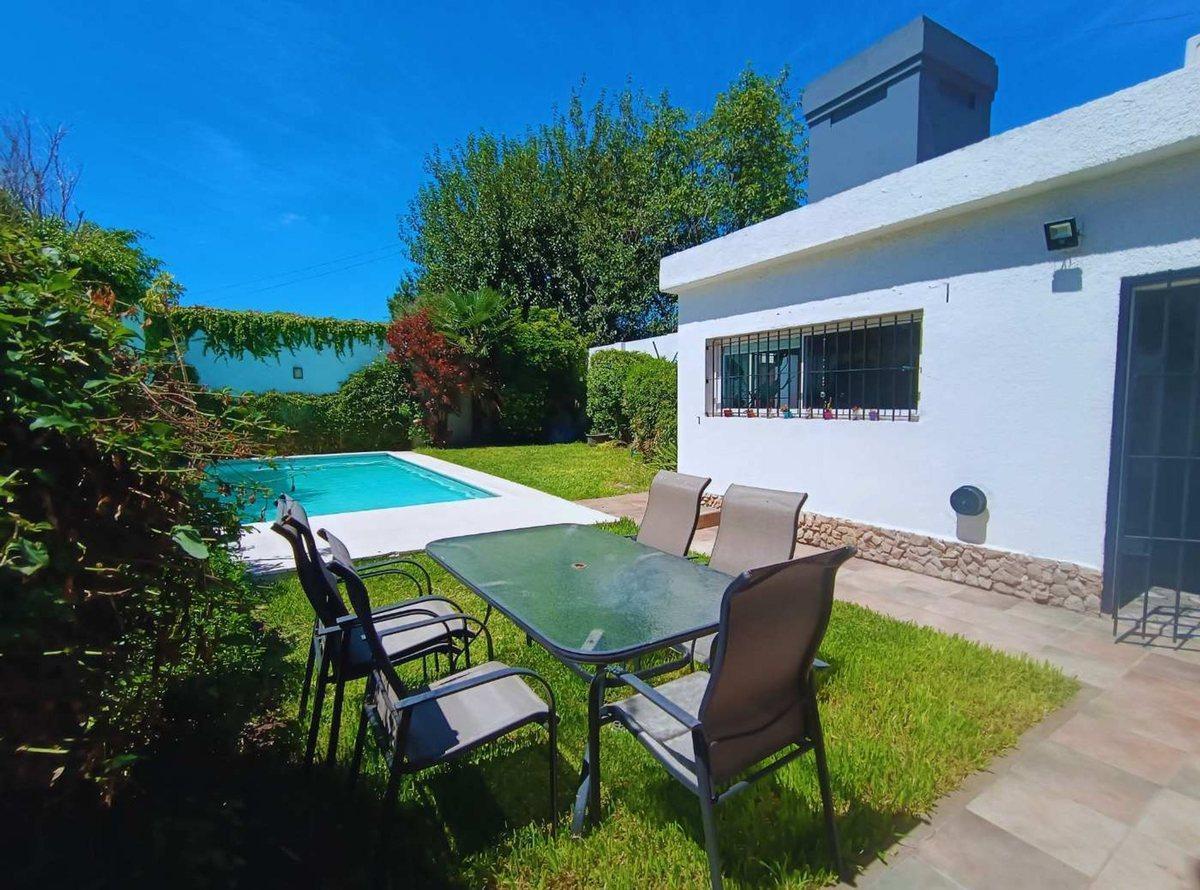VENTA CASA 5 AMB CON PILETA, REMODELADA, C. EVITA