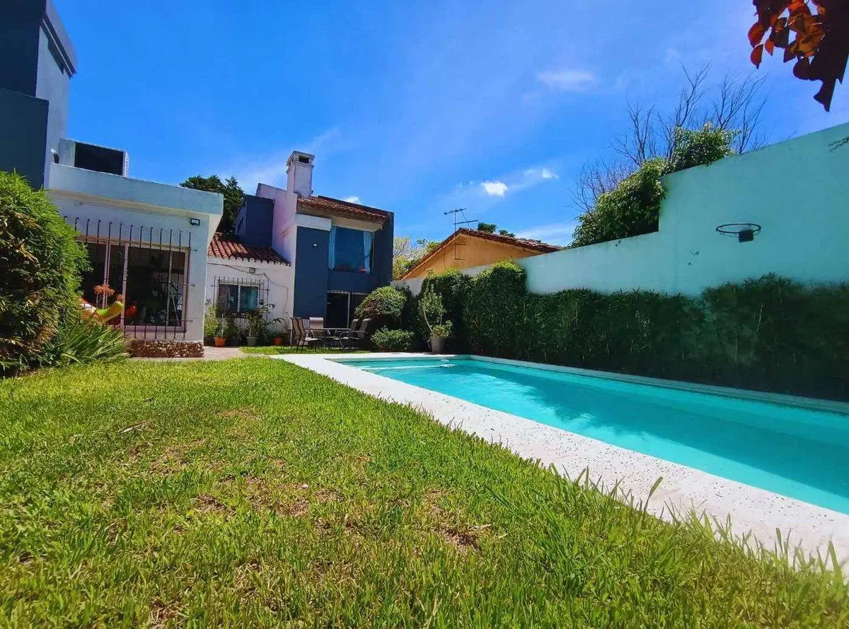 VENTA CASA 5 AMB CON PILETA, REMODELADA, C. EVITA 2