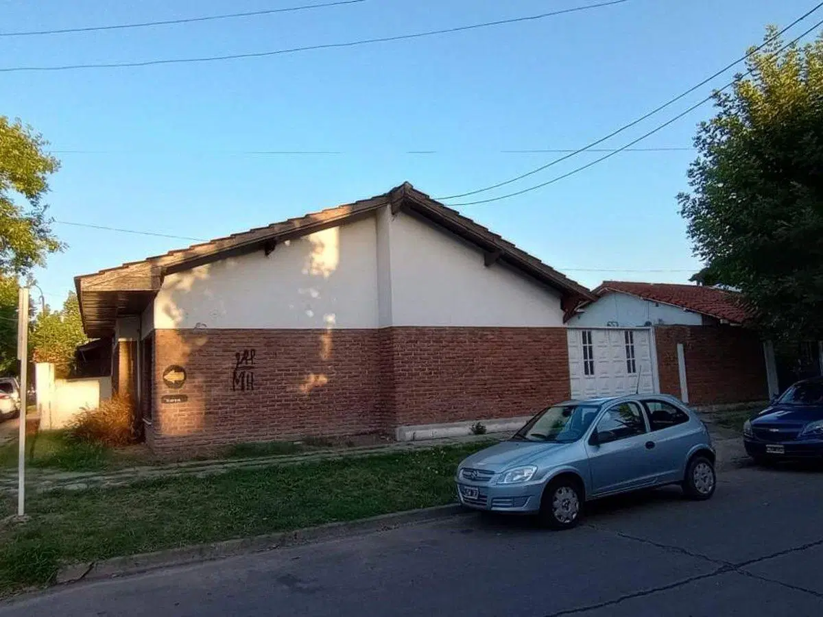 VENTA CASA EN ESQUINA 4 AMBIENTES - ITUZAINGO 2