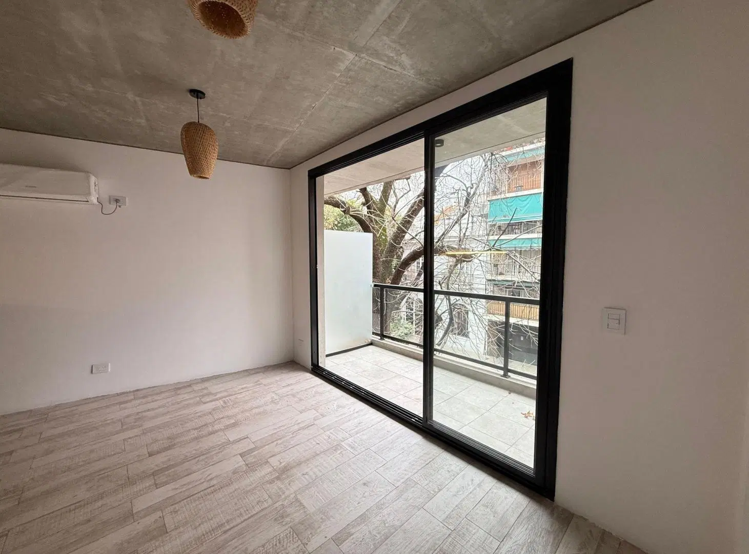 ALQULER DE AMPLIO MONOAMBIENTE EN COLEGIALES 3
