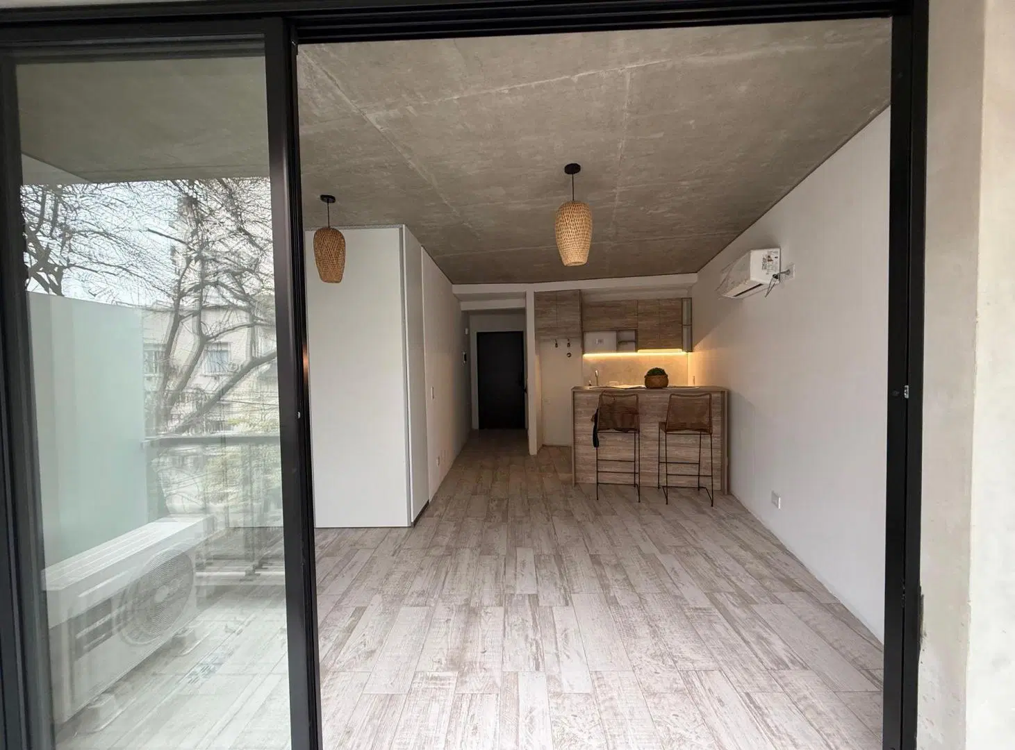 ALQULER DE AMPLIO MONOAMBIENTE EN COLEGIALES 2
