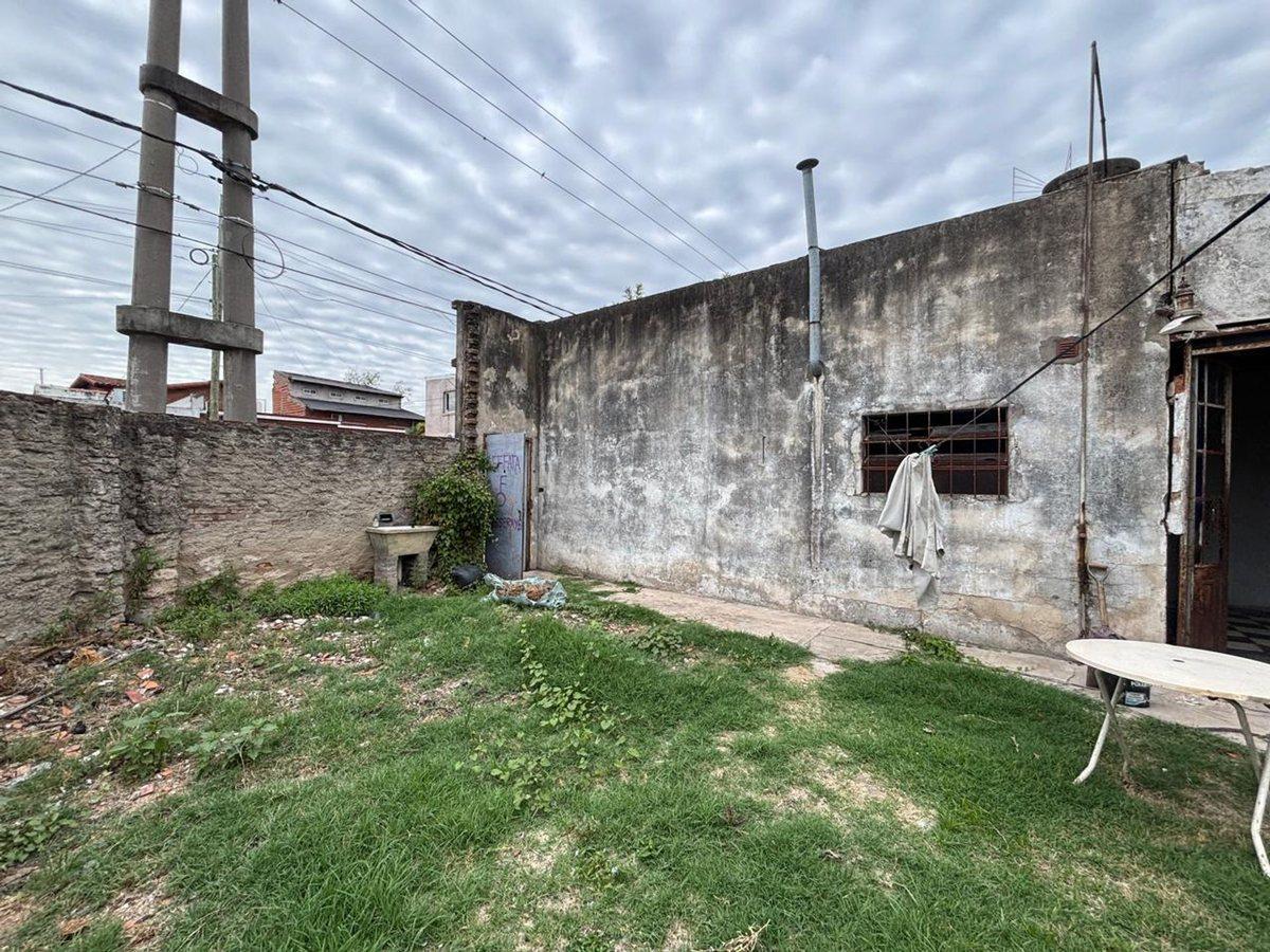 Casa en venta 3 amb a reciclar en Castelar Morón