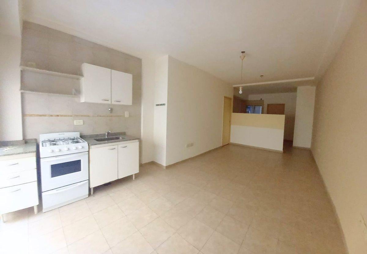 VENTA MONOAMBIENTE CON TOILETTE Y PATIO, FLORES