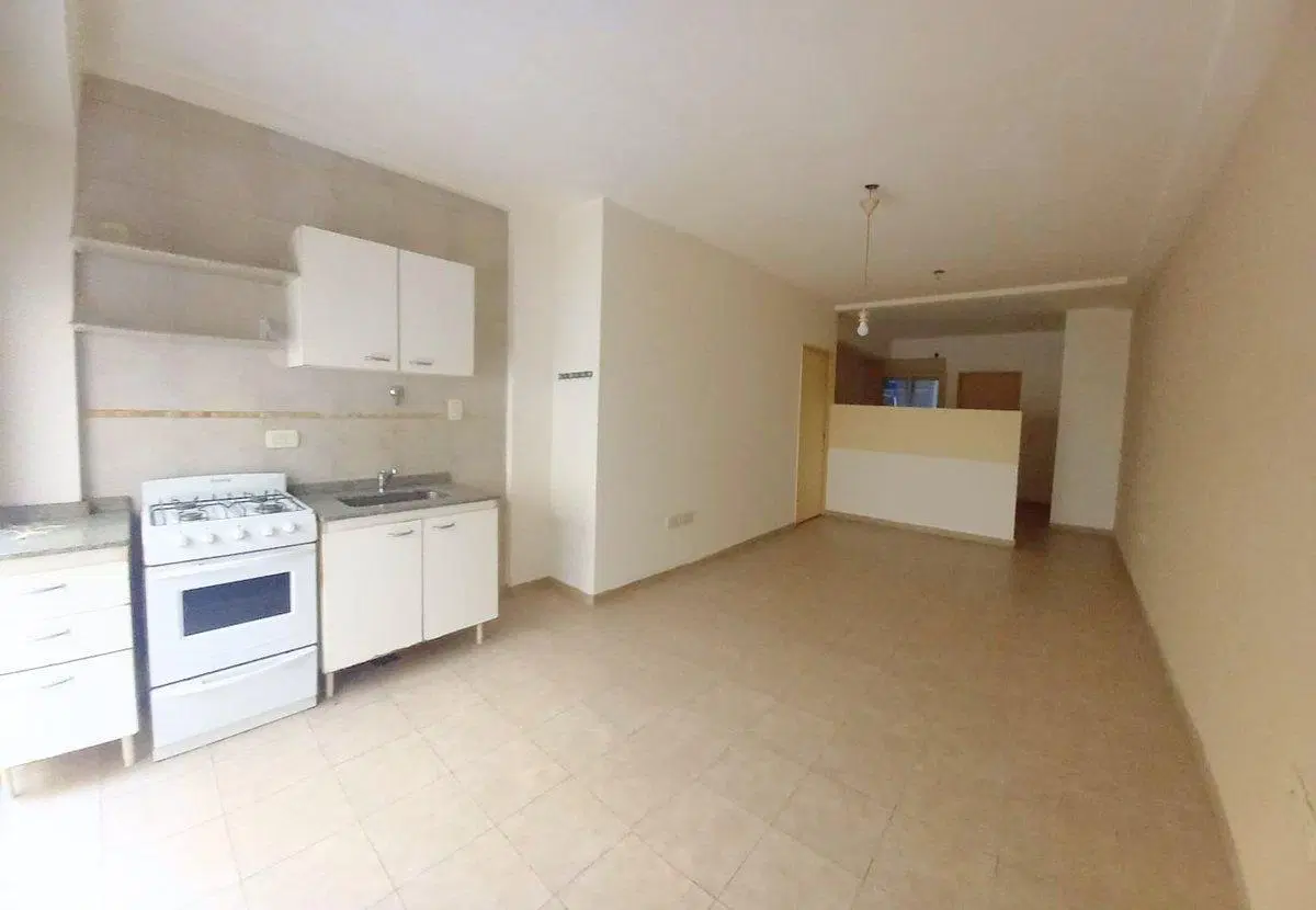 VENTA MONOAMBIENTE CON TOILETTE Y PATIO, FLORES 2