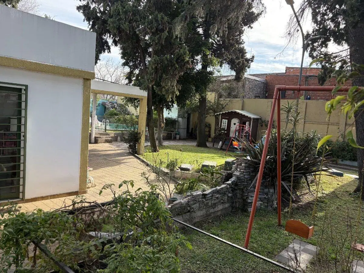 Casa  en venta con jardín  en San Justo 4