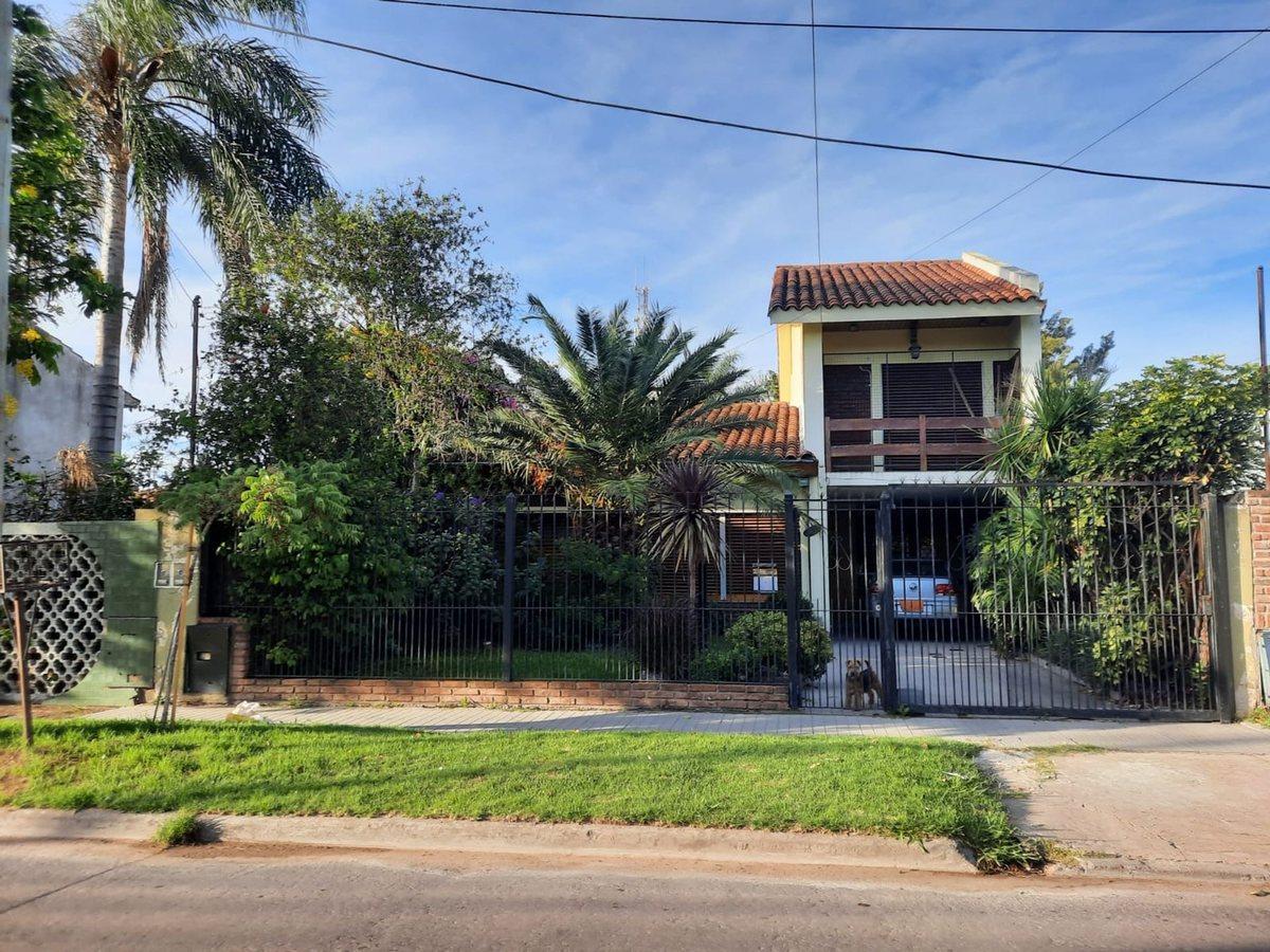 Casa en venta 5 amb./quincho y Garage JLSuarez