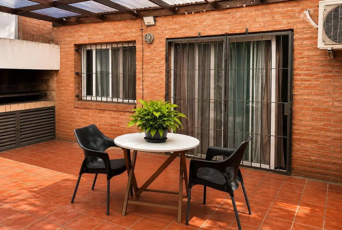 VENTA DPTO 3 AMB JARDIN COCHERA en PB. PILAR 4