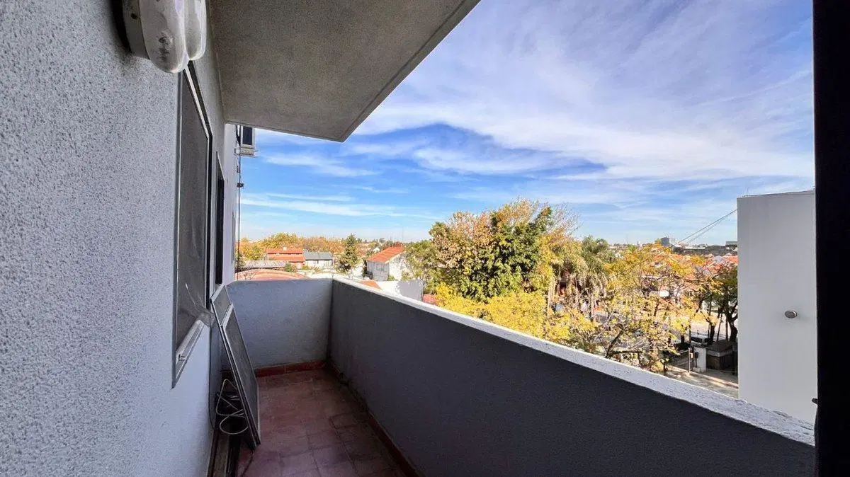 Dpto. 5 amb. 2 baños. Balcón. ASCENSOR! Beccar. 5