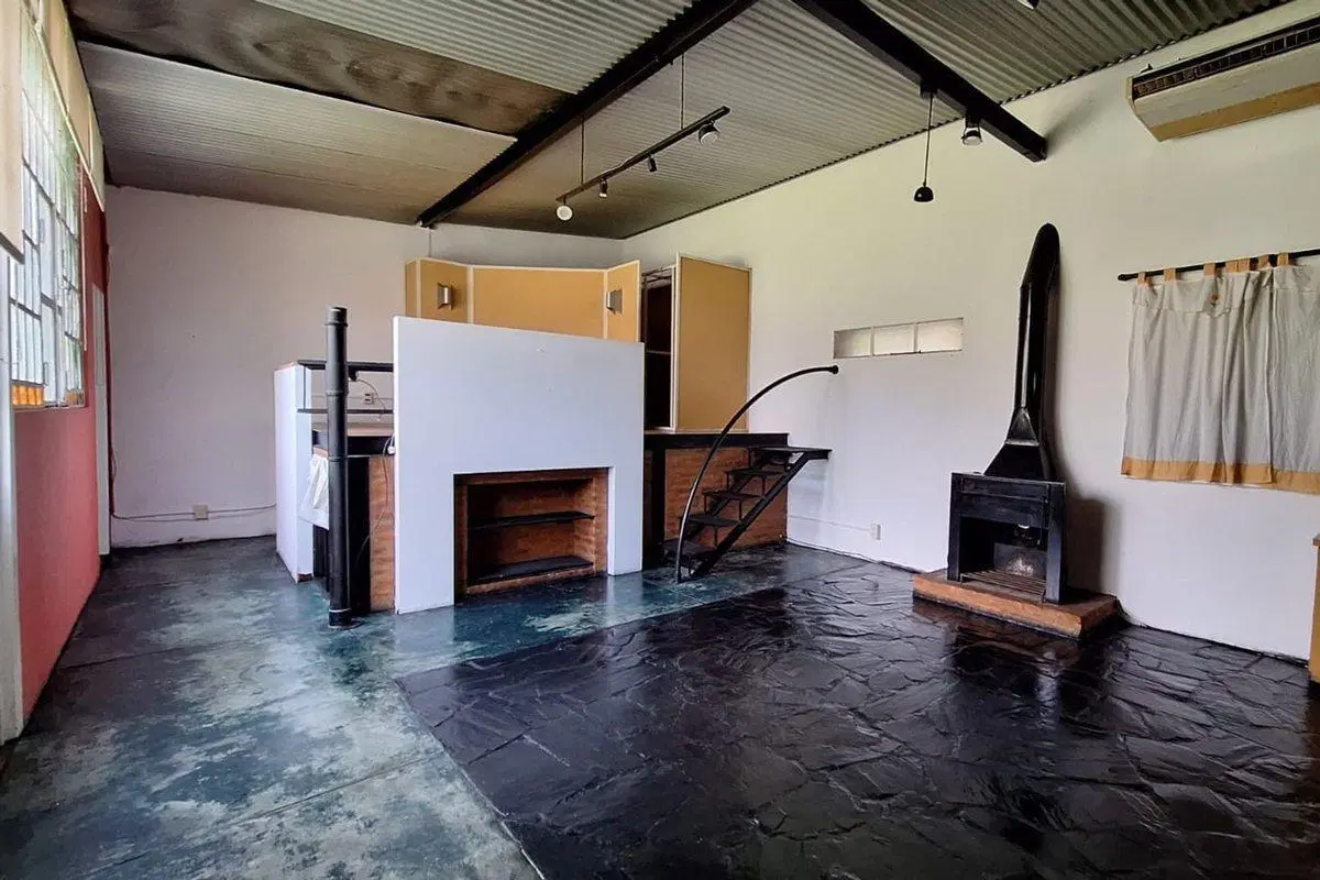 VENTA casa tipo LOFT con jardín en BERNAL esquina 4