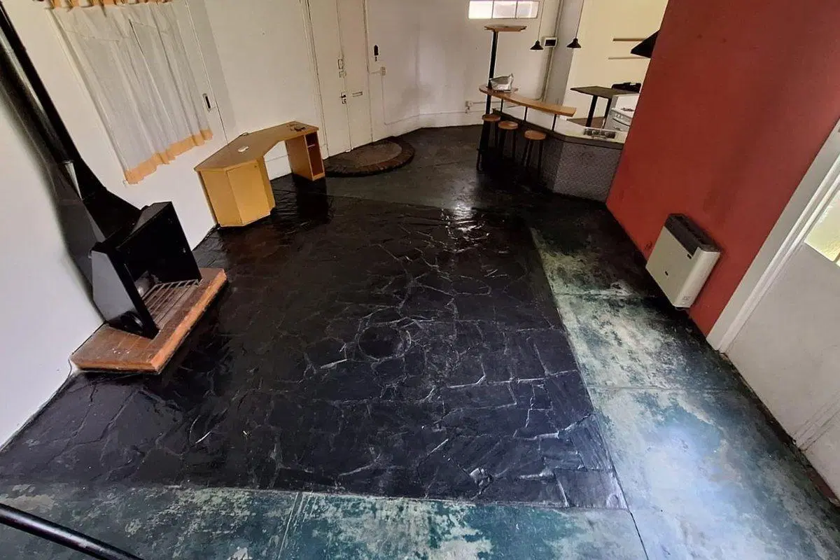 VENTA casa tipo LOFT con jardín en BERNAL esquina 3