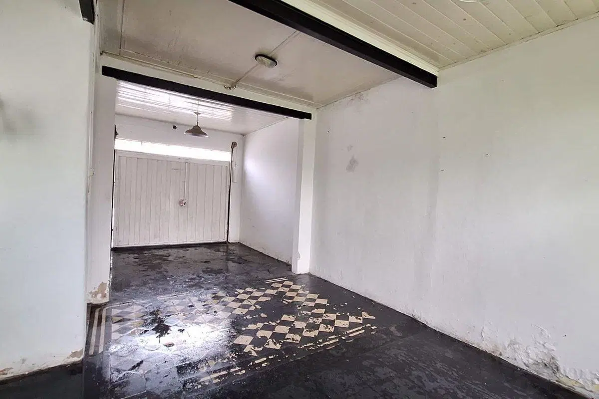 VENTA casa tipo LOFT con jardín en BERNAL esquina 8