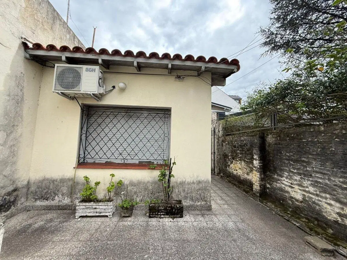 VENTA DE CASA 4 AMBIENTES EN LOTE PROPIO - OLIVOS 2
