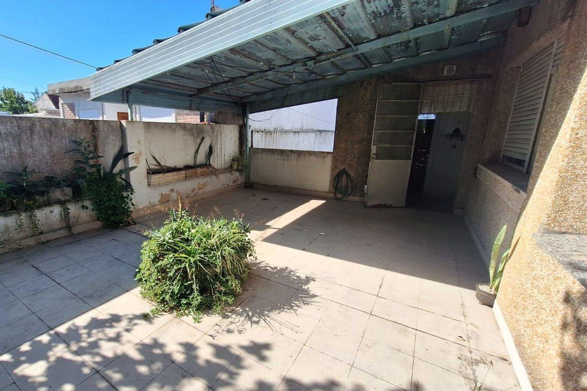 VENTA casa Quilmes - 4 amb + jardin y terraza