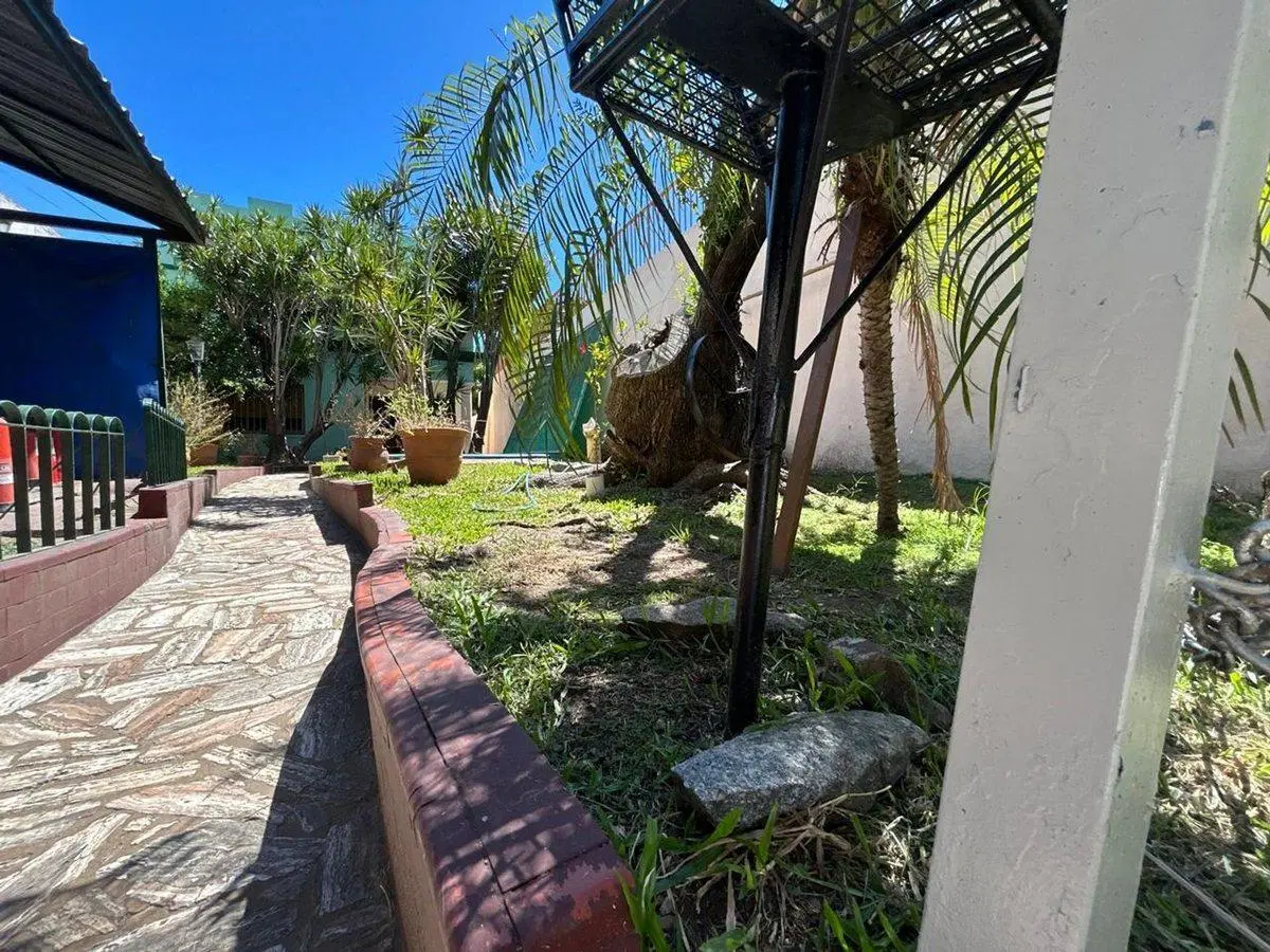 CASA CON JARDIN Y PILETA +DEPARTAMENTO- EXCELENTE 3