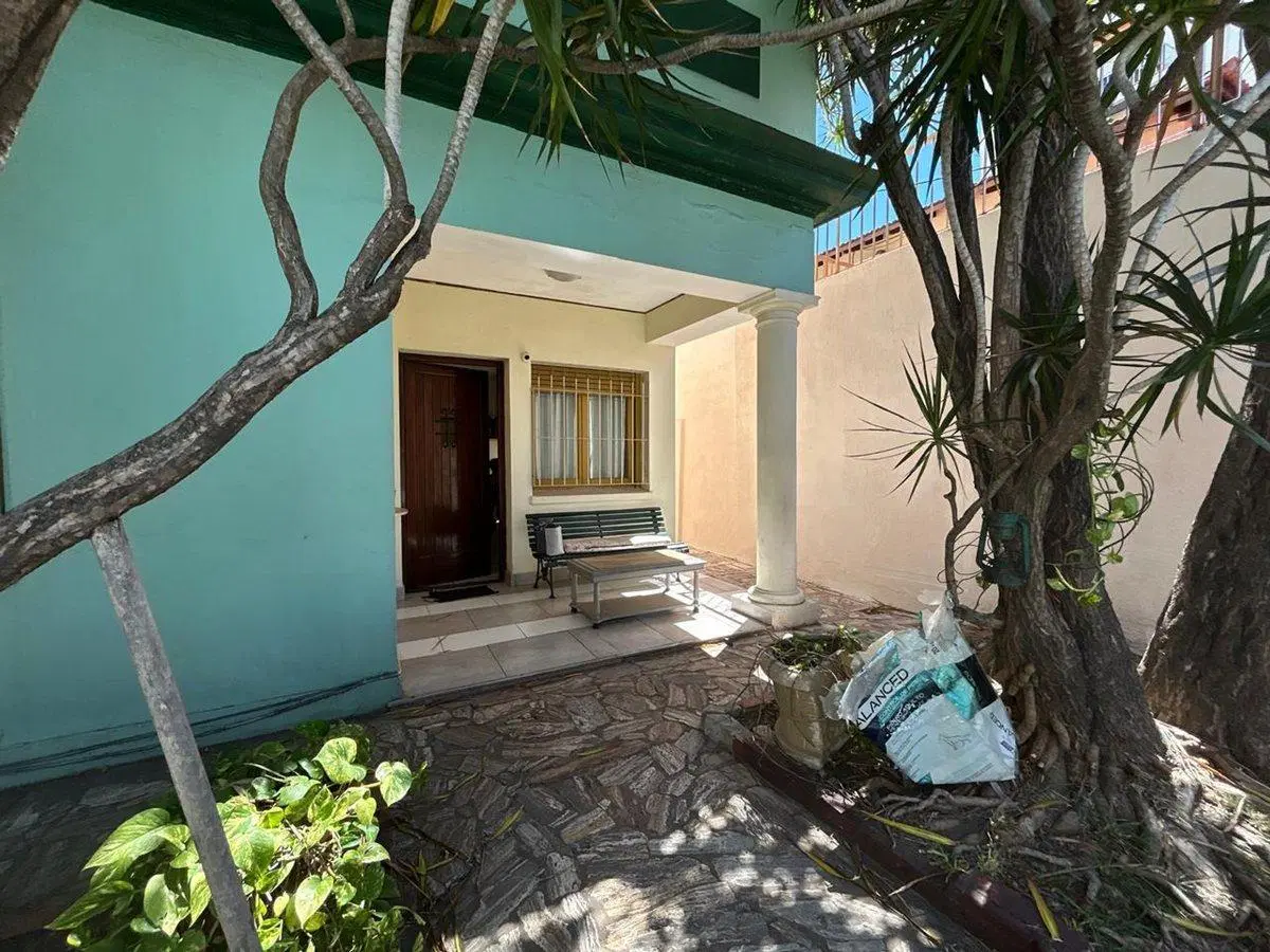 CASA CON JARDIN Y PILETA +DEPARTAMENTO- EXCELENTE 2