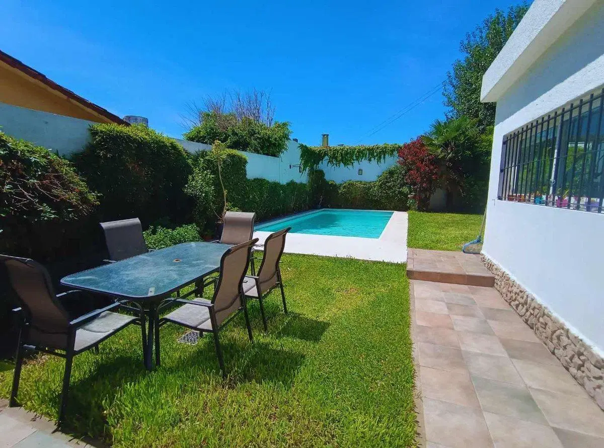 VENTA CASA 5 AMB CON PILETA, REMODELADA, C. EVITA 5