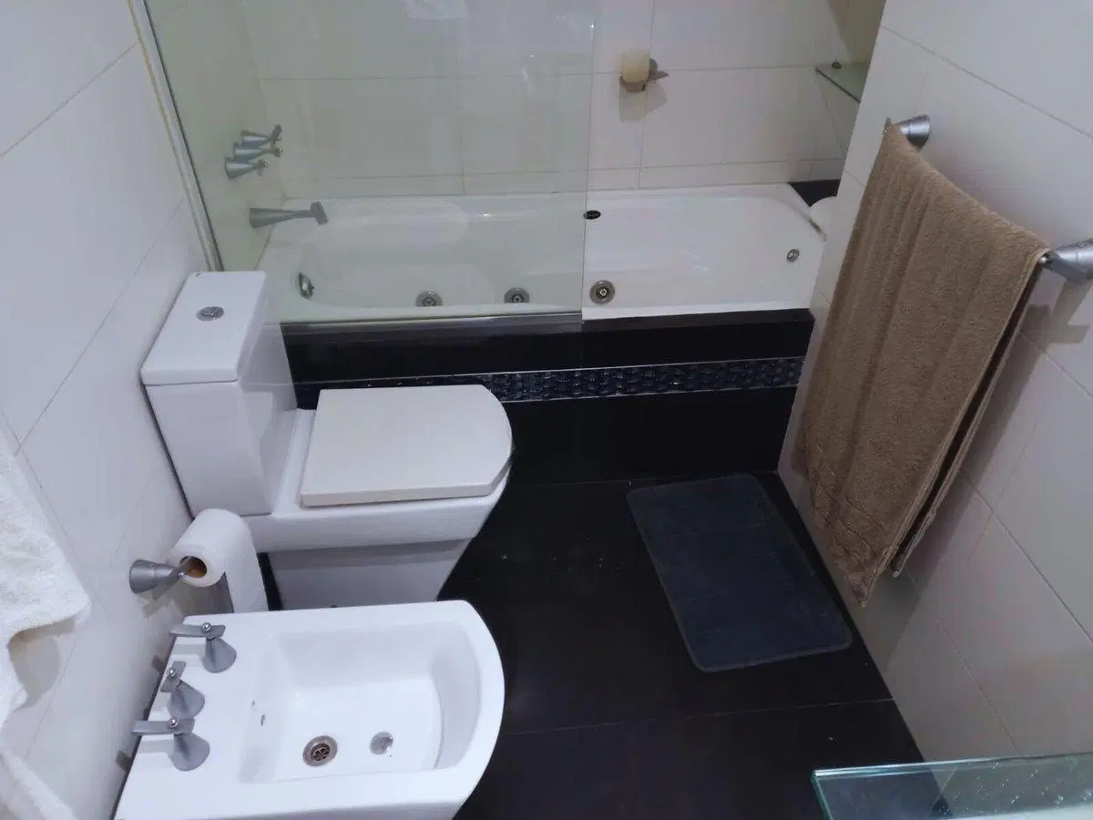 VENTA CASA 5 AMB CON PILETA, REMODELADA, C. EVITA 5