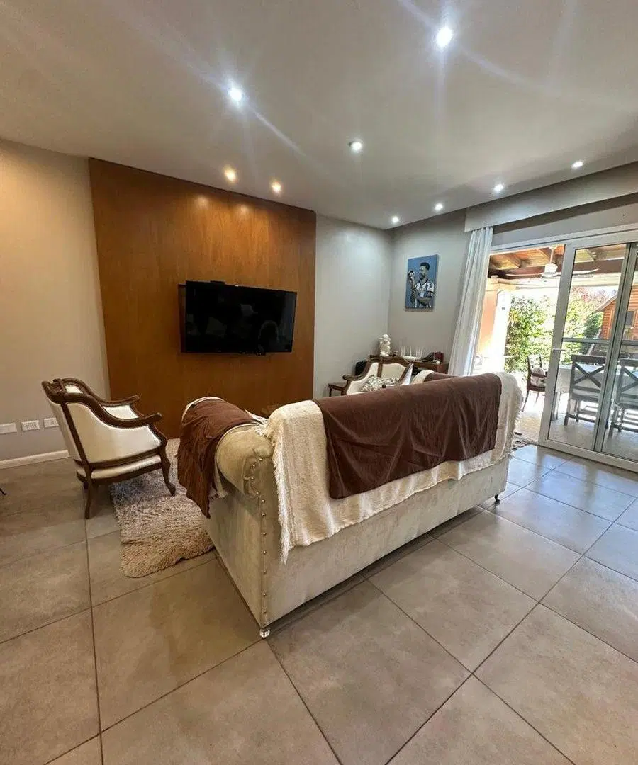 VENTA CASA DUPLEX 3 AMB BARRIO LA QUADRA PILAR 5