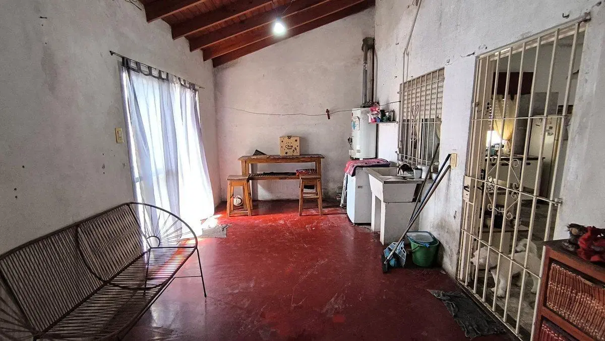 CASA 3 AMB. SALIDA A DOS CALLES, JARDIN Y QUINCHO, 8