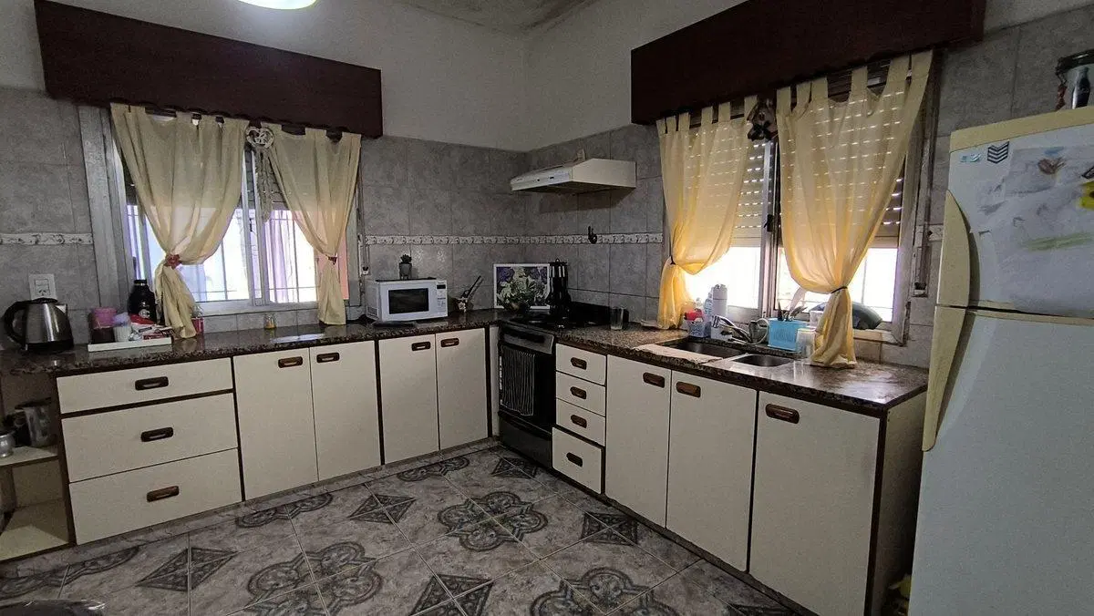 CASA 3 AMB. SALIDA A DOS CALLES, JARDIN Y QUINCHO, 3