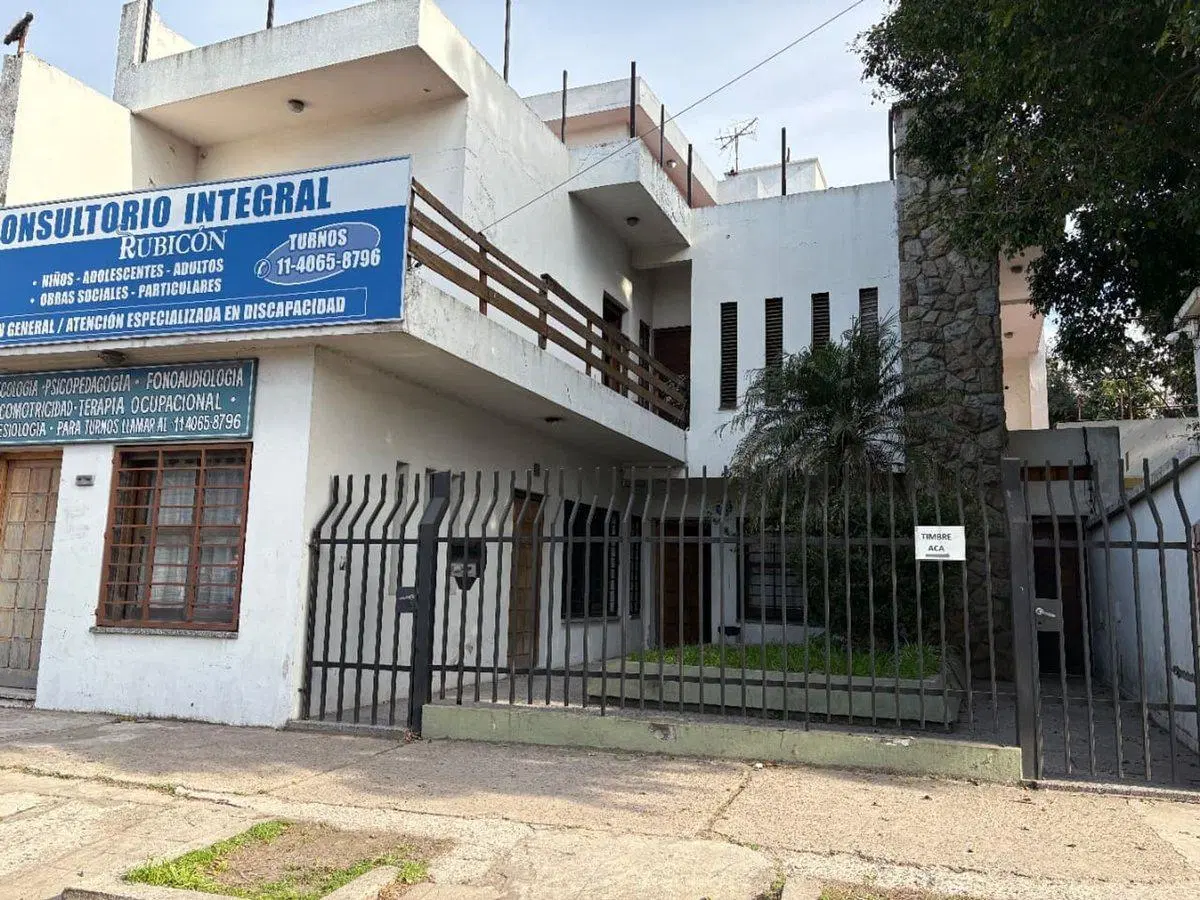 Casa  en venta con jardín  en San Justo 3