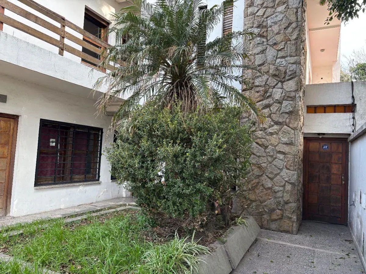 Casa  en venta con jardín  en San Justo 2
