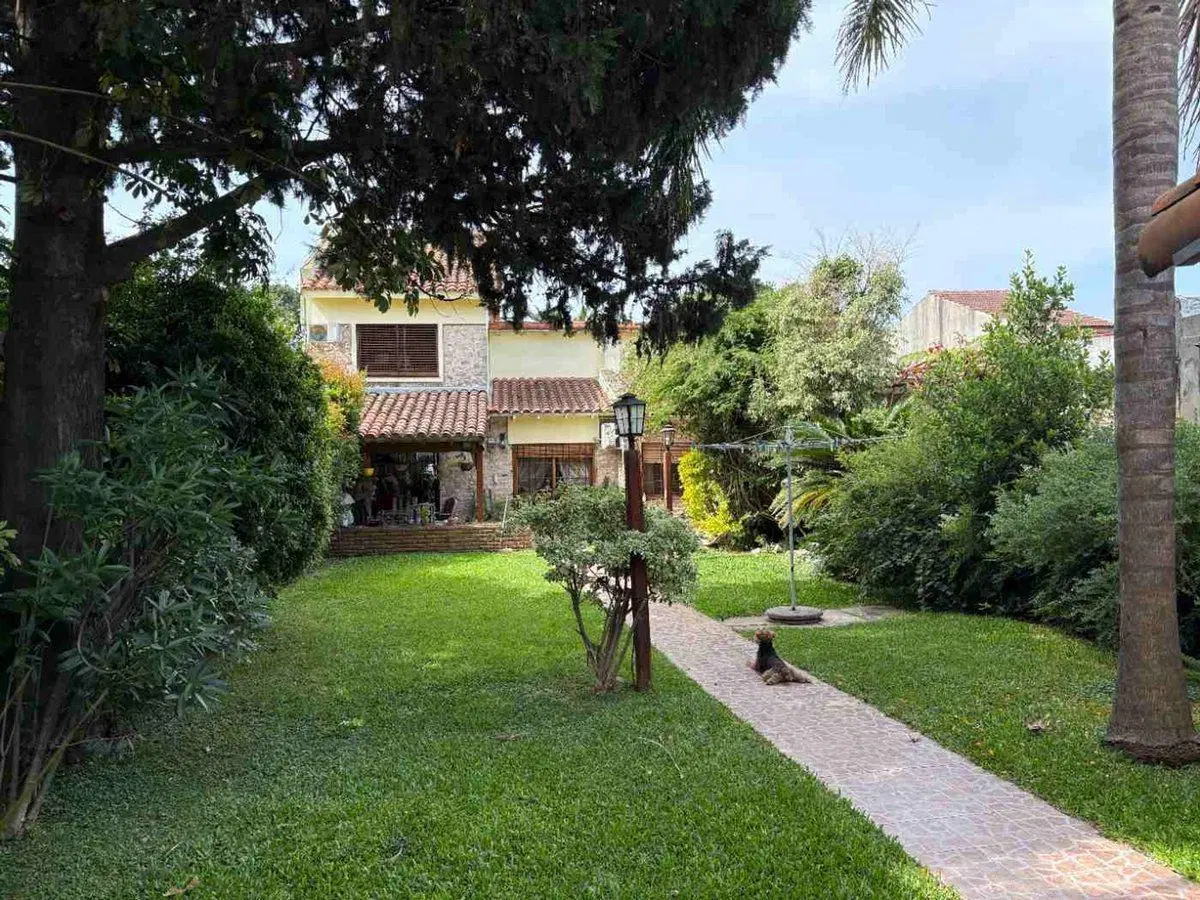 Casa en venta 5 amb./quincho y Garage JLSuarez 3